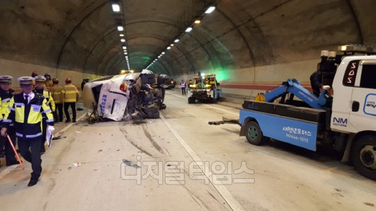 지난 3월 순천완주선 오수2터널에서 고장으로 2차로 및 갓길에 걸쳐 정차한 버스를 후속하던 화물차(25톤)가 추돌해 버스 탑승자 4명이 사망한 사고 현장. <한국도로공사 제공>